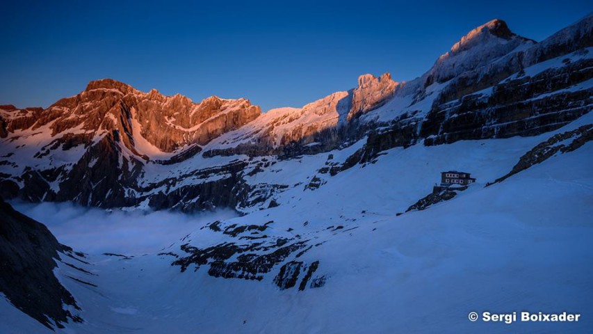 El refugi de Serradets envoltat de cims de 3000 m